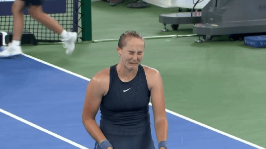 有富策略 又哭了! 小安娃1-2遭37岁老将西格蒙德逆转, 止步武网32强