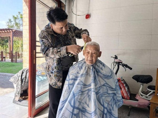 股腰包 张家港市金港街道开展“尊崇服务到家门 精神传承聚人心”活动